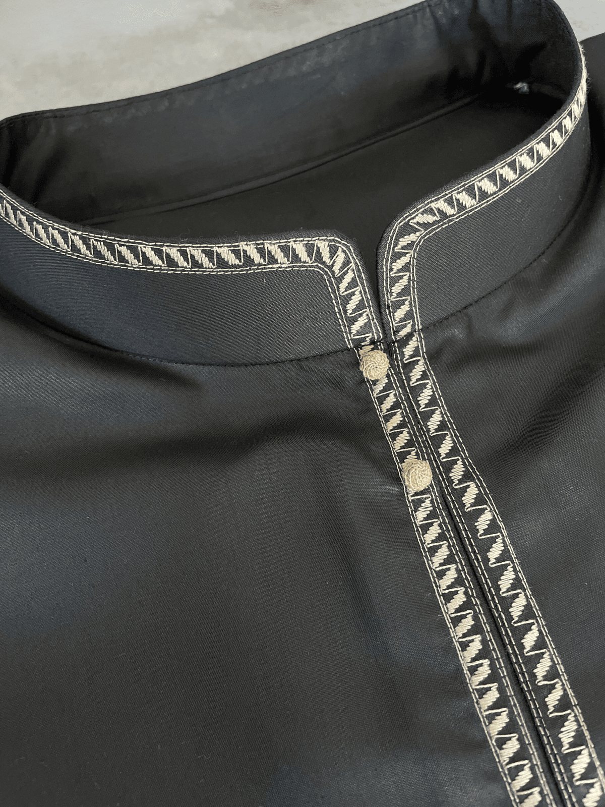 Mens Two Toned Black Bahraini Thobe with Cream Embroidery